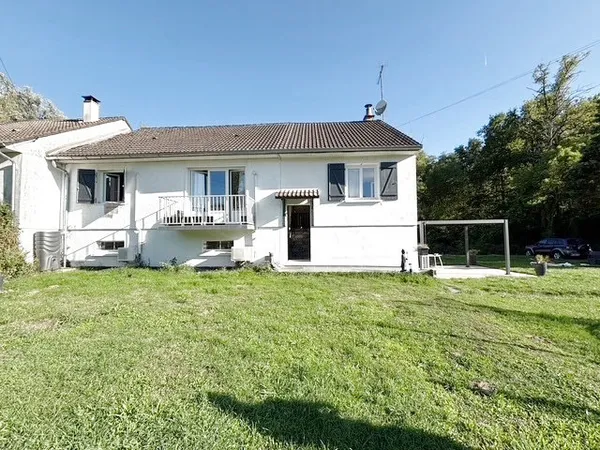 Amboise, Maison trois chambres avec sous sol complet et ja 