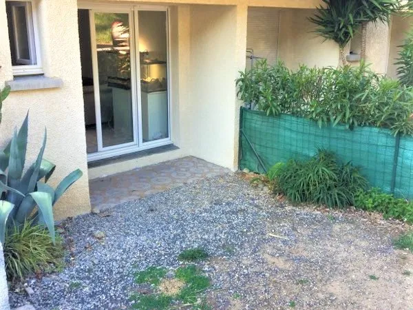 Appartement F2 avec jardin et garage 