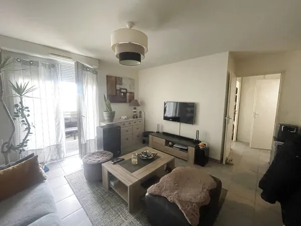 Appartement T2 au 1er étage avec 2 stationnements et balcon/ 