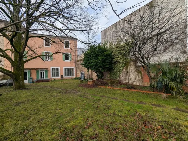 Maison familiale en centre ville avec jardin sans vis à vis
