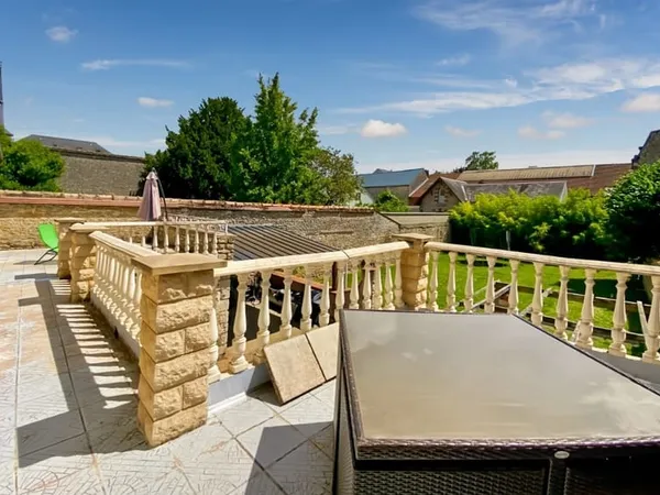 Maison sur 3 niveaux avec jardin en plein centre ville 