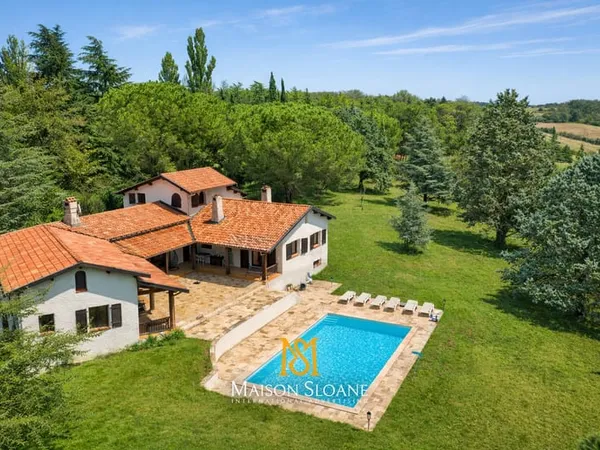 Propriété familiale d'exception sur 1 hectare avec piscine