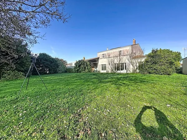 FOURAS - Parc arboré de 1 600 m², fort potentiel