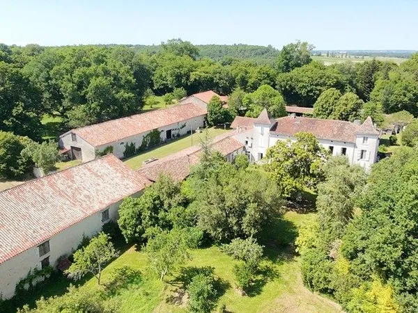 Propriete à vendre 16 pièces proche de BARBEZIEUX SAINT HILAIRE (16) sur 8.5 ha 