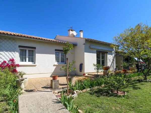 Villa rénovée avec jardin à pied du centre d'Uzès 