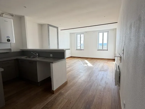CASTELNAUDARY CENTRE VILLE APPARTEMENT DE TYPE 3 LIBRE 