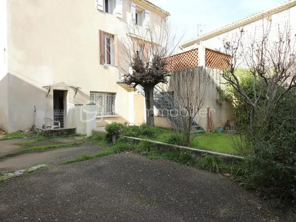 MILHAUD - Maison de village avec travaux et très fort potentiel 
