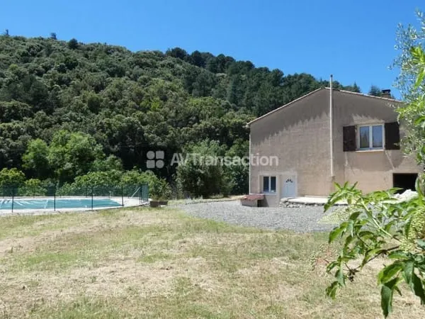 Villa avec piscine et jardin