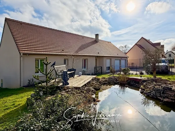 Maison récente de plain-pied à vendre en exclusivité à Authevernes - 152,35 m² - 5 pièces - 3 chambr