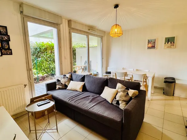 ROSERAIE - BEAU T2 MEUBLE AVEC TERRASSE EN REZ DE JARDIN 