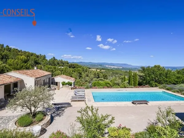 Propriété à Joucas avec vue panoramique et piscine 