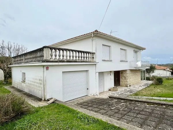 Dans le bourg de SEYCHES jolie maison avec 2 logements, jardin clos, garage à proximité des 