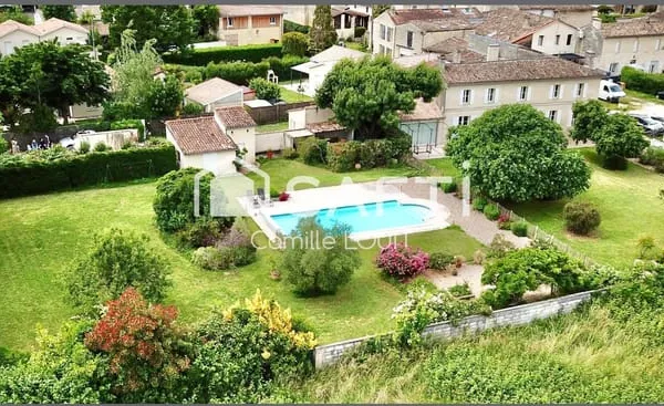 Maison en pierre au coeur d'Arveyres 