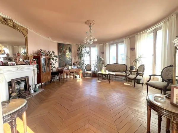 APPARTEMENT 5 PIÈCES 