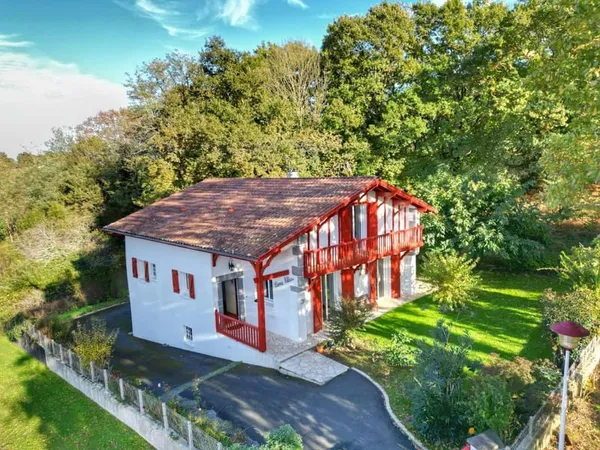 Maison familiale avec terrasse, sous-sol et appartement T2 - Proche Saint-Palais 