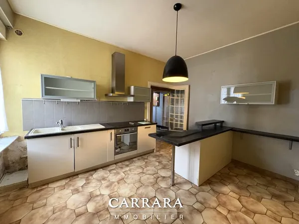 Appartement à rénover en Rez-de- chaussée avec garage et cav 
