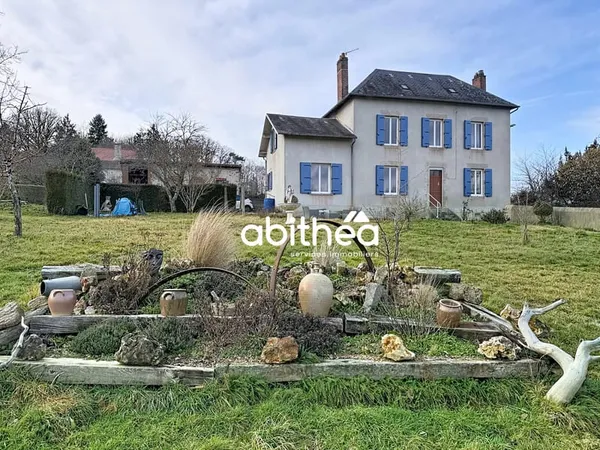 Maison en pierres avec dépendances, à quelques pas du centre 