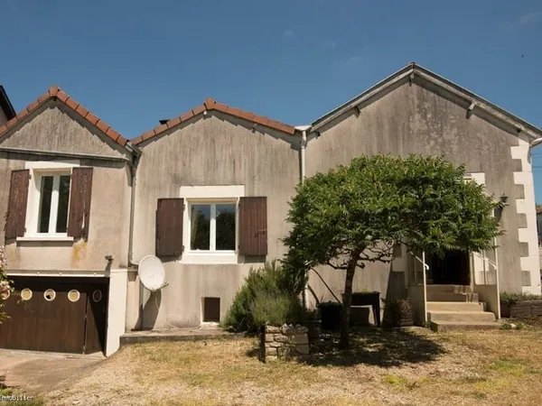 Charmante Maison de Plain-pied & Sous-sol à Civray, Avec Jardin et Belle Vue 