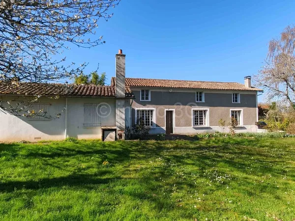 Maison en pierre à rénover avec dépendances 