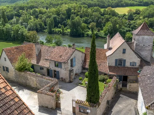 Unique et splendide château de 5 chambres avec piscine et vue imprenable sur le Lot 