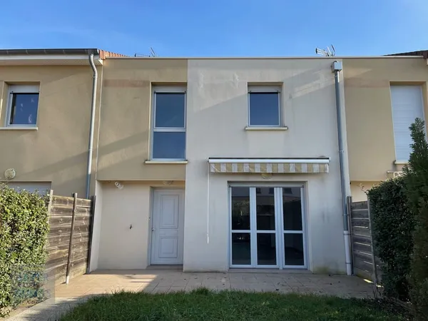 CHAMPFORGEUIL - Maison récente avec Garage - 