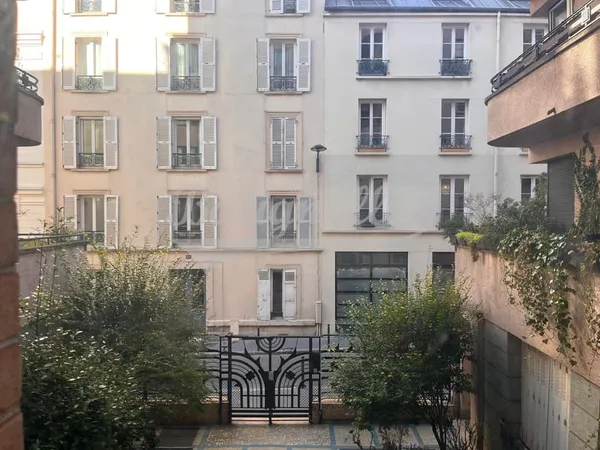 Paris XVIIème. Quartier de la mairie. Charmant appartement m 