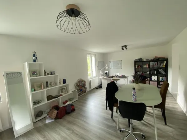 BEL APPARTEMENT T2 RENOVE ET LOUE 