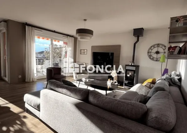 Appartement T4 avec terrasse, cellier, parking et garage
