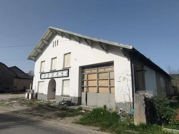 Maison à rénover avec très grand garage et terrain 