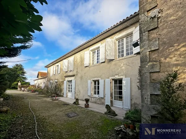 PROPRIETE AVEC DEPENDANCES PROCHE BARBEZIEUX