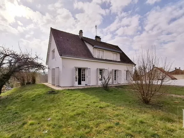 Maison Familiale Rénovée avec Piscine et Vue Imprenable à Ai 