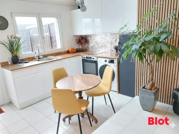 Coup de foudre assuré pour cette maison de ville pleine de cachet ! 