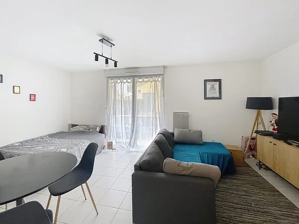 Studio avec terrasse et parking 
