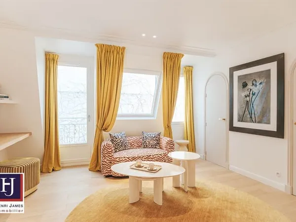 PARIS 7ÈME Gros-Caillou - Studio de 29 m² au dernier étage avec ascenseur 