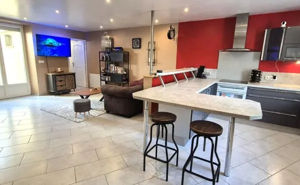Belle Maison de Caractère de 122 m² Rénovée avec goût avec son garage, atelier, cave voûtée, 