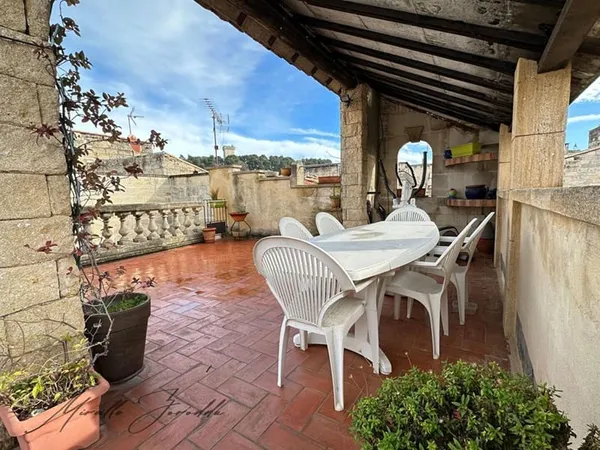 Beaucaire maison en pierre de 6 pièces 169 m² avec terrasses et doubles garages