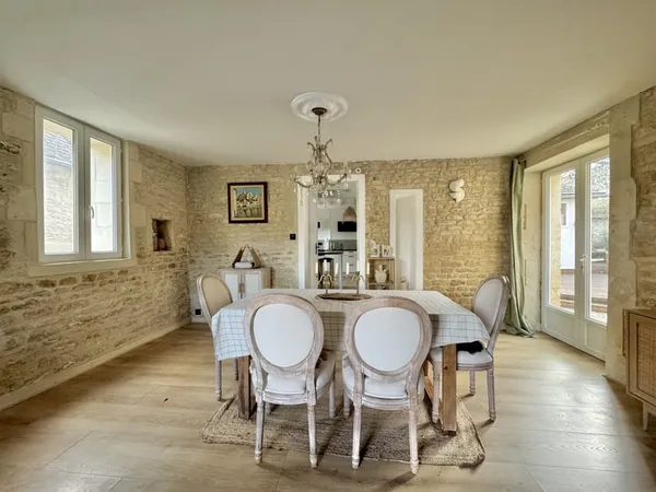 Maison en pierre avec terrasse
