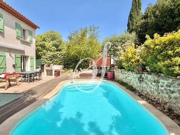 Villa de type 6, trois chambres avec jardin & piscine au cen