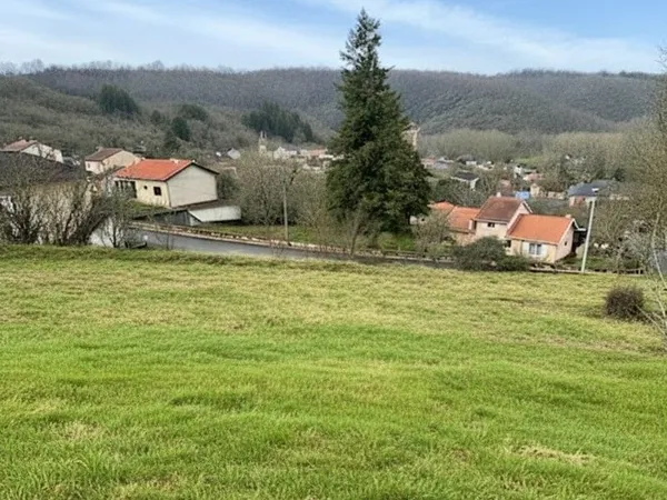Terrain constructible - Vue imprenable sur le village et la v