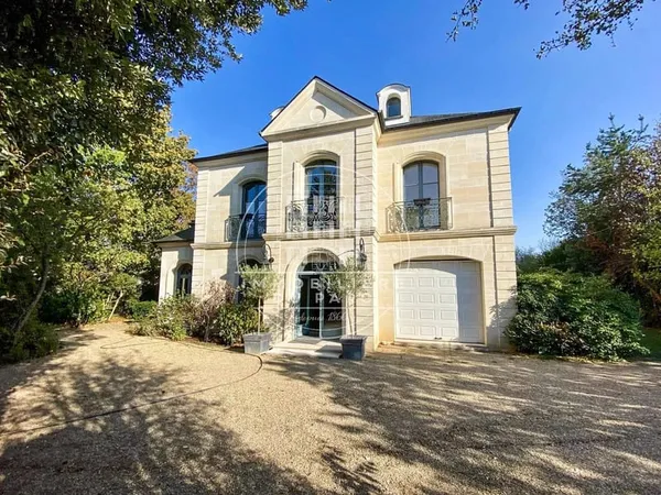Maison 8 pièces 246 m² 