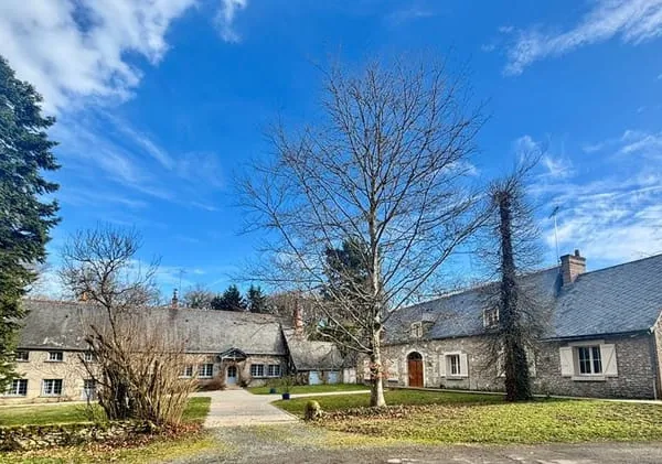 Propriété de trois maisons sur 5,1 hectares aux portes de Tours
