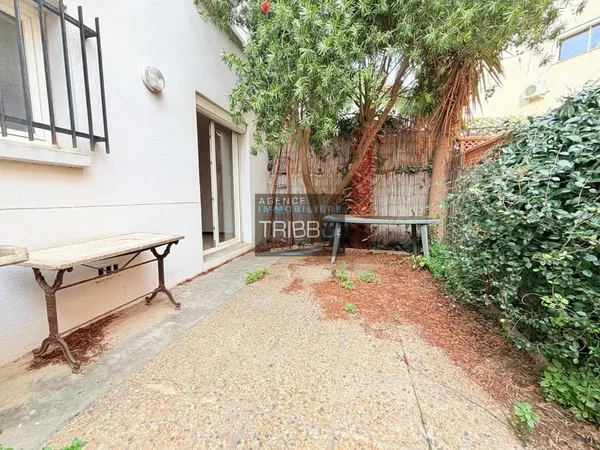 APPARTEMENT T2 EN REZ DE JARDIN AVEC TERRASSE À 200 M DES PL
