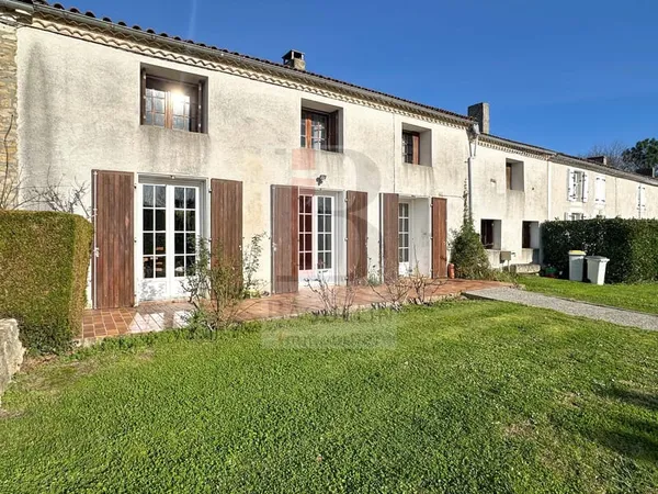 SAINT LAURENT DE LA PRÉE Maison charentaise avec terrain 