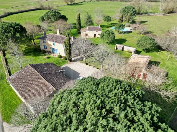 Propriété de caractère au calme, avec gîte et piscine