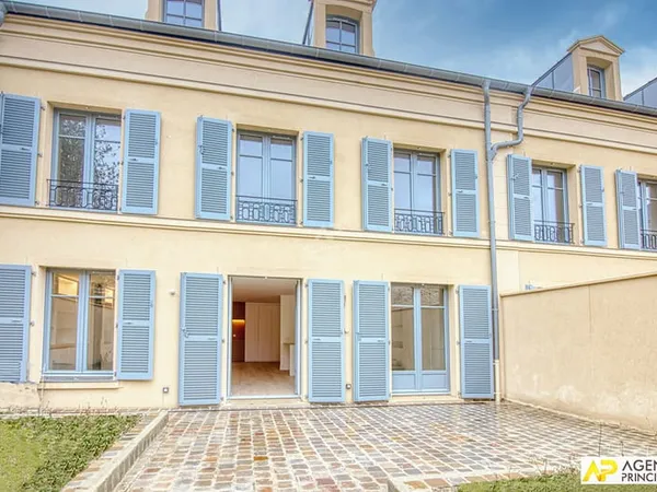 Versailles Notre-Dame Les Prés exceptionnelle maison de ville de 186.55 m² au sol avec sous-sol tota