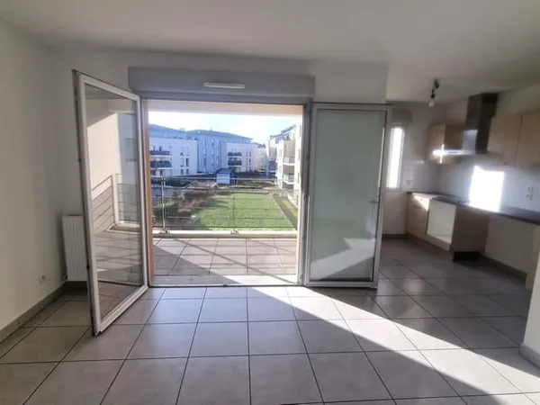 TASSIN-LA-DEMI-LUNE-T2 45 m² -Terrasse -Box