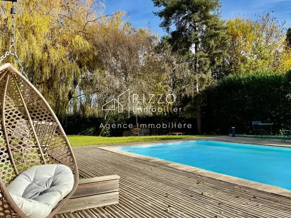 Maison familiale de 178 m2 avec 5 chambres sur 1800 m2 de te