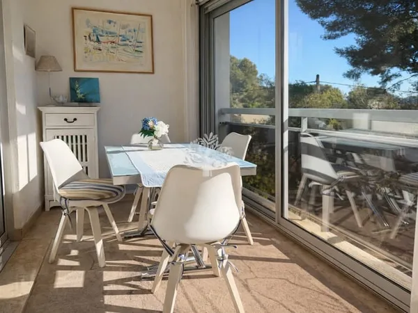 PORTISSOL APPARTEMENT LUMINEUX AVEC TERRASSE ET PARKING A DE