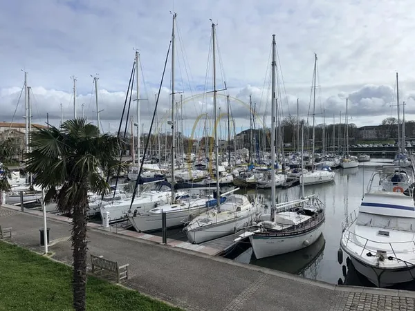 APPARTEMENT T2 AVEC VUE SUR LE PORT 