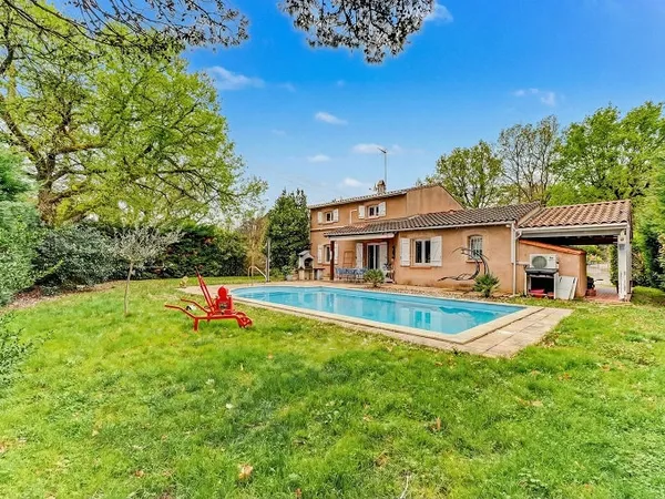A saisir, villa T6 avec piscine sur parcelle de terrain arbo 